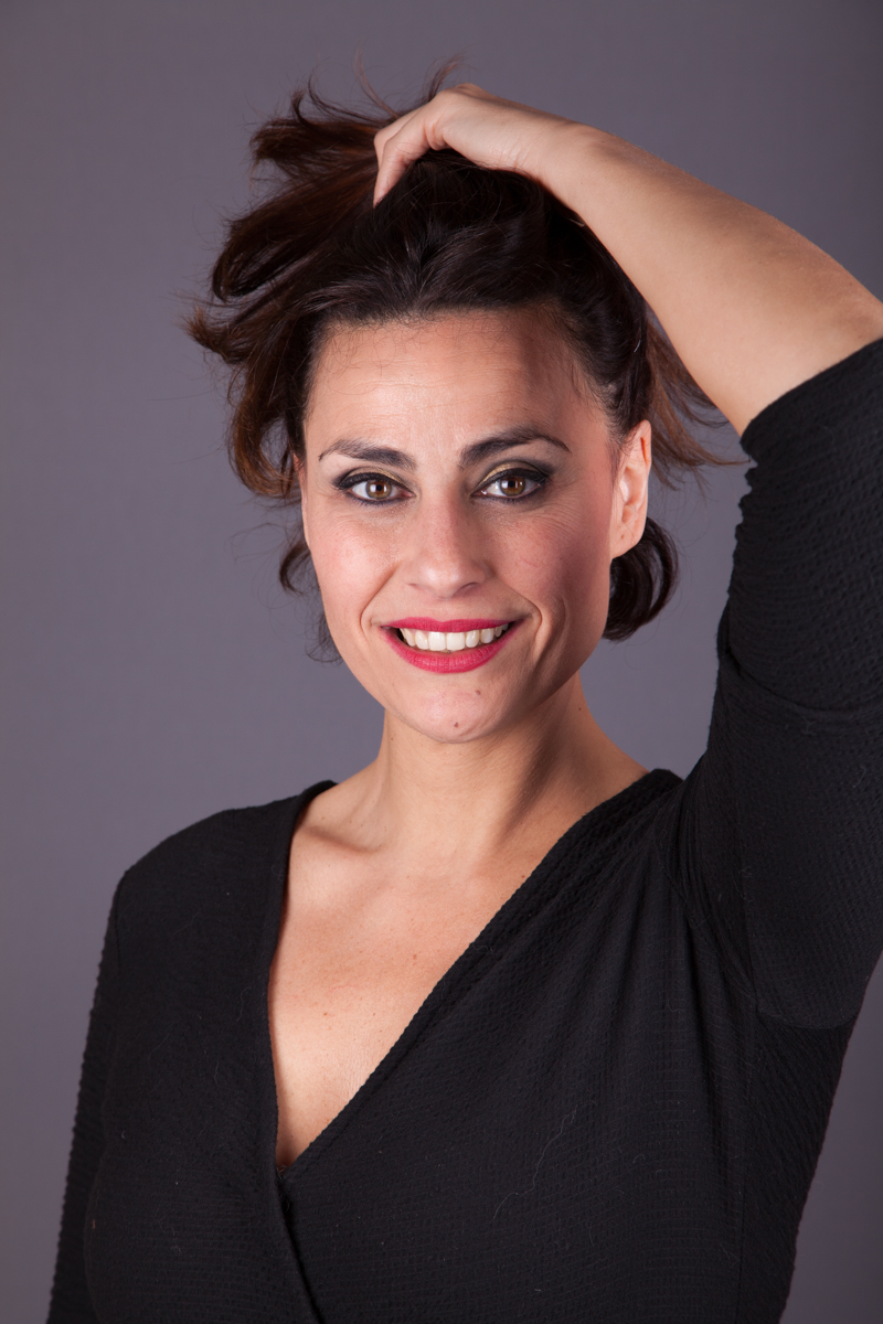 Retrato de casting de Begoña Álvarez con vestuario negro y una mano sobre el cabello