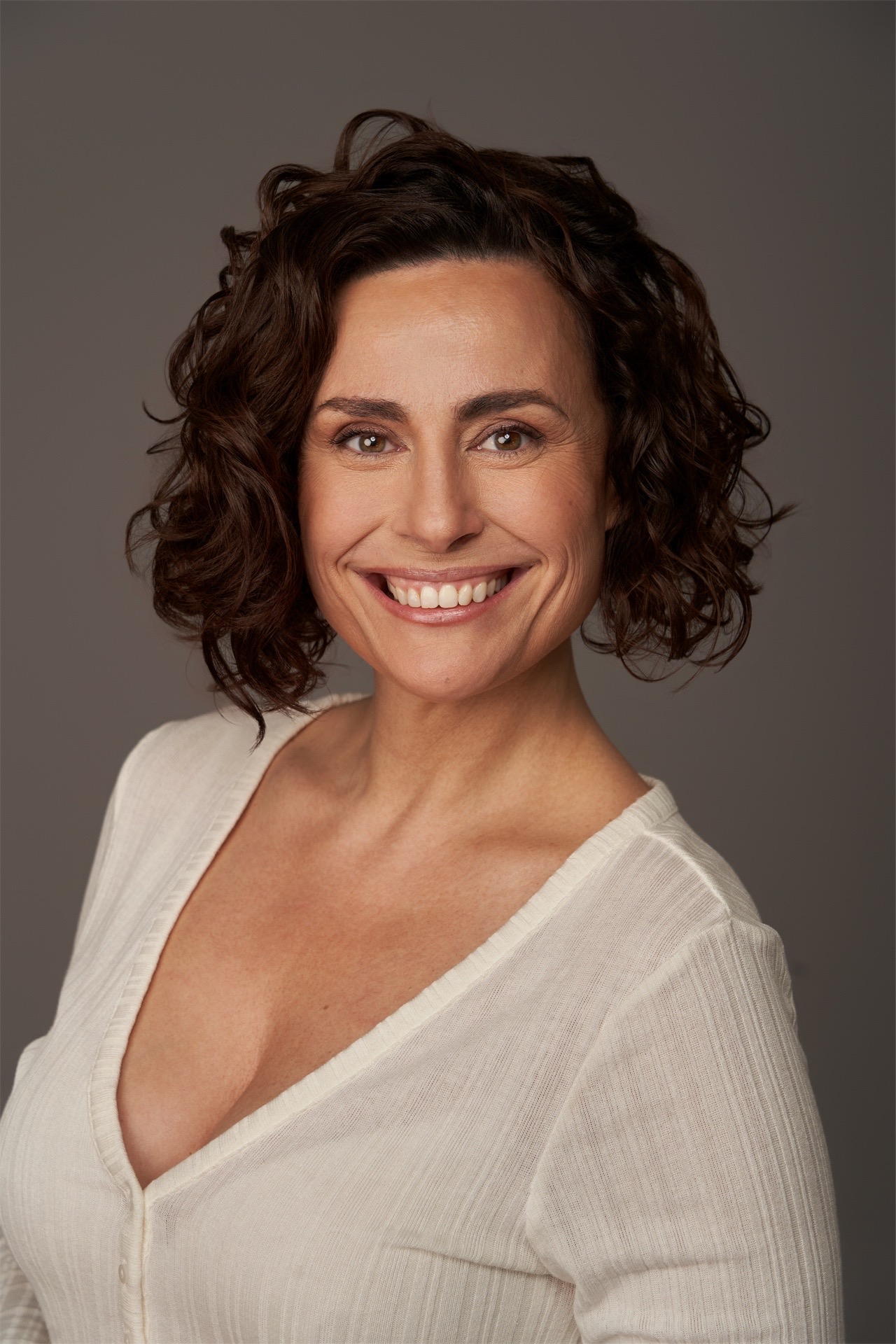 Retrato frontal de casting de Begoña Álvarez con blusa blanca