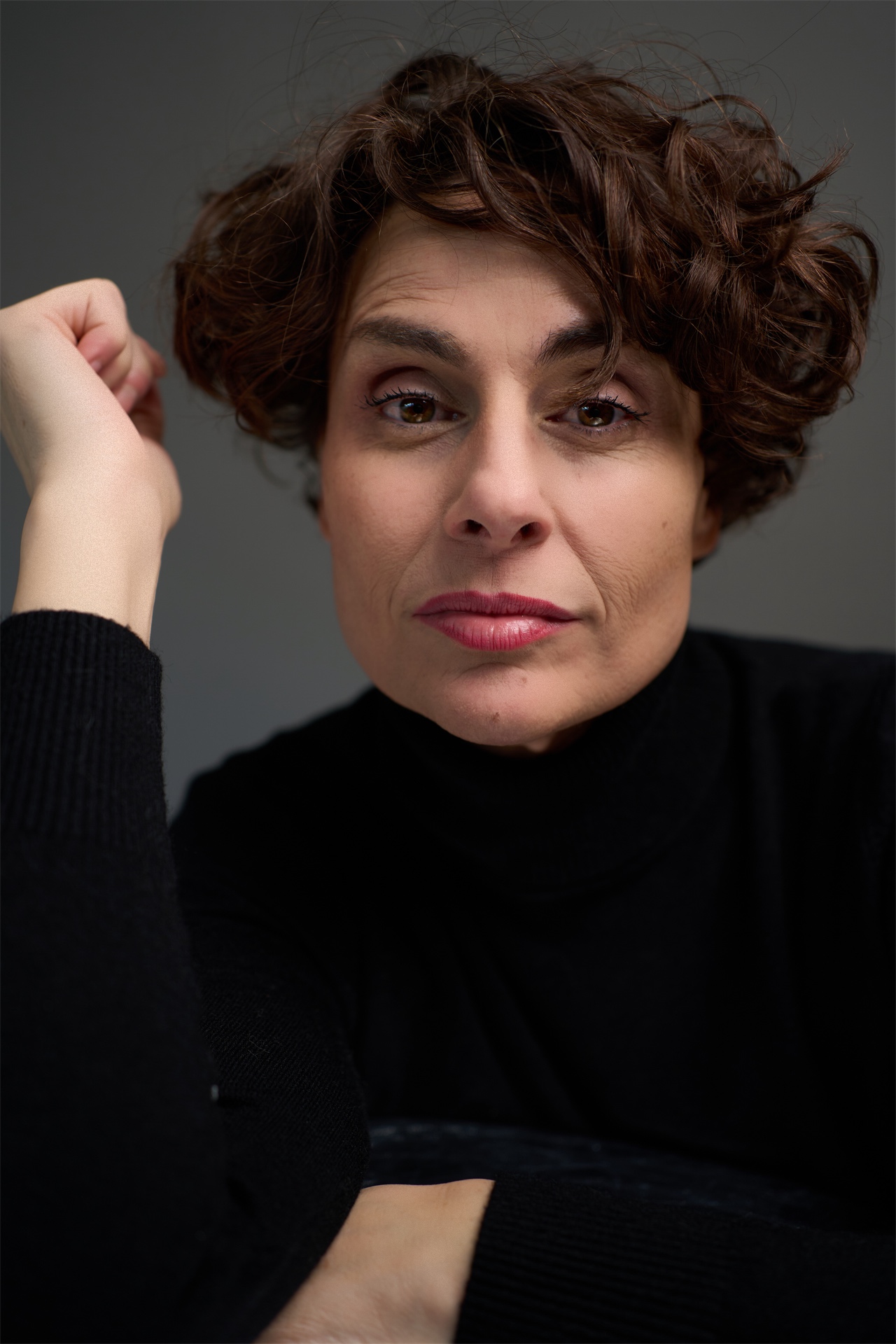 Primer plano de Begoña Álvarez con jersey negro y expresión contenida